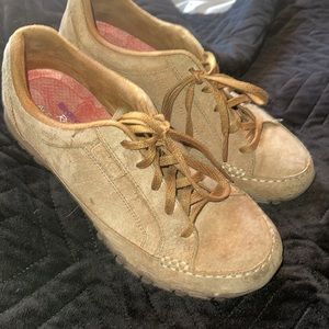 Like new sketches shoes size 7 color tan suede